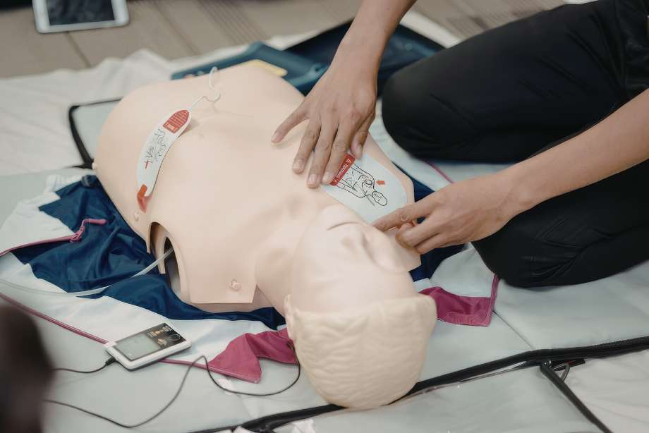 Le défibrillateur est-il obligatoire dans les ERP en entreprise ?