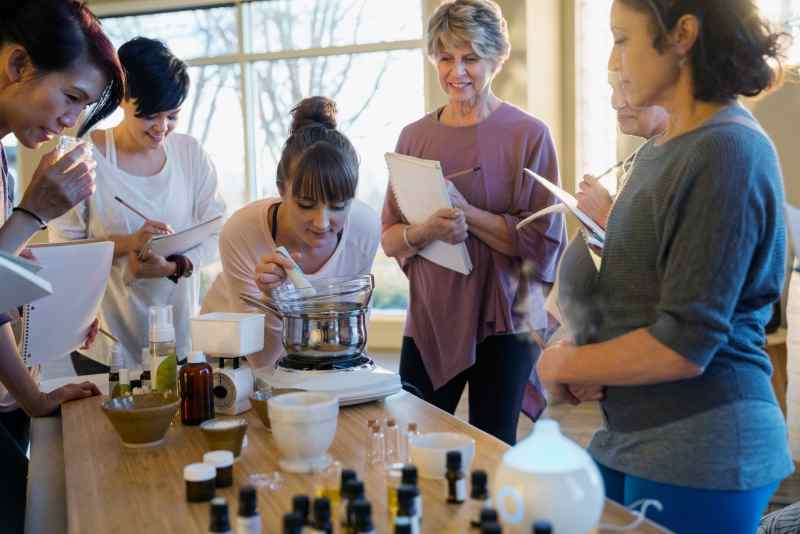 Devenir naturopathe en 2026 : Le guide complet pour réussir votre reconversion Santé AMU de France