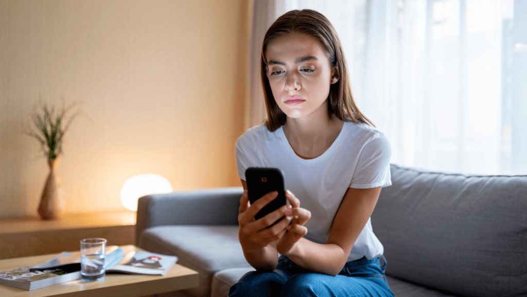 "Je scrollais pour me
détendre… mais mon cerveau était épuisé" : ce psychiatre alerte sur
une habitude très nocive