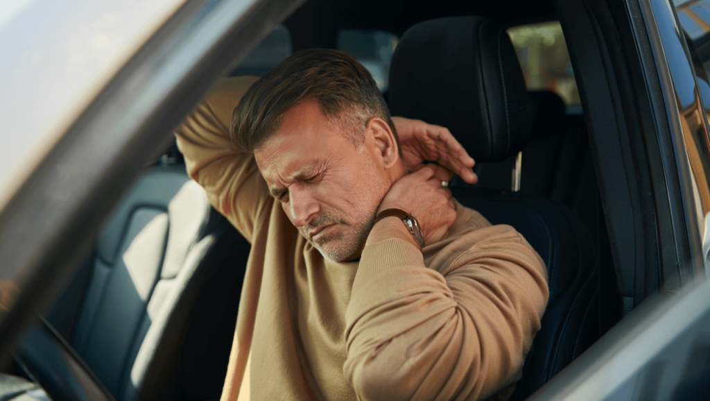 Votre nuque est raide après
avoir conduit ? Ce trouble fréquent qui doit vous alerter d’après
le Dr Kierzek
