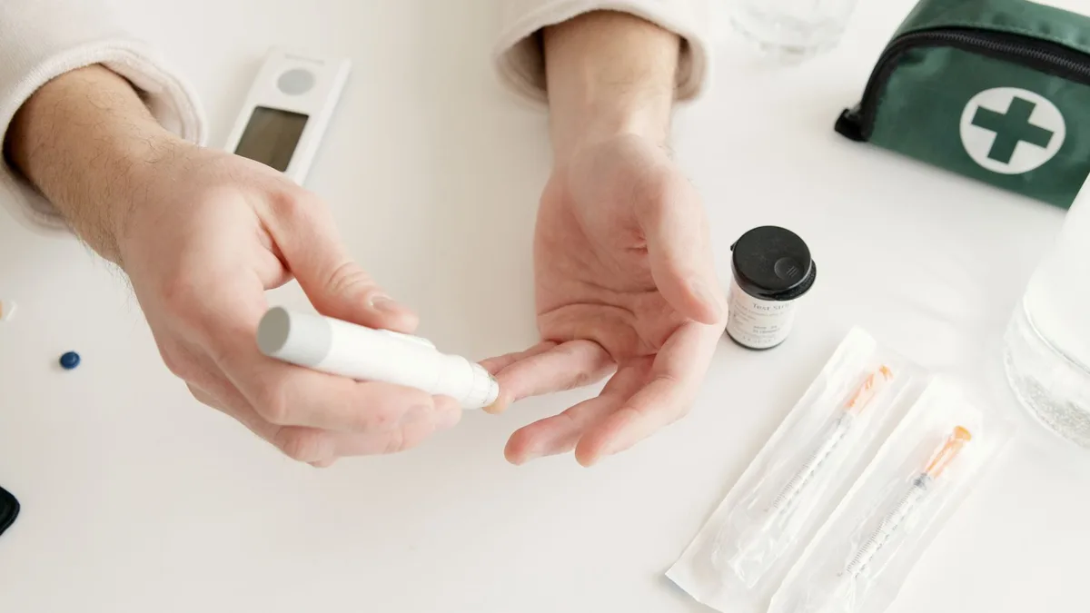 Échantillon de sang en tube de laboratoire avec lecteur de glycémie
