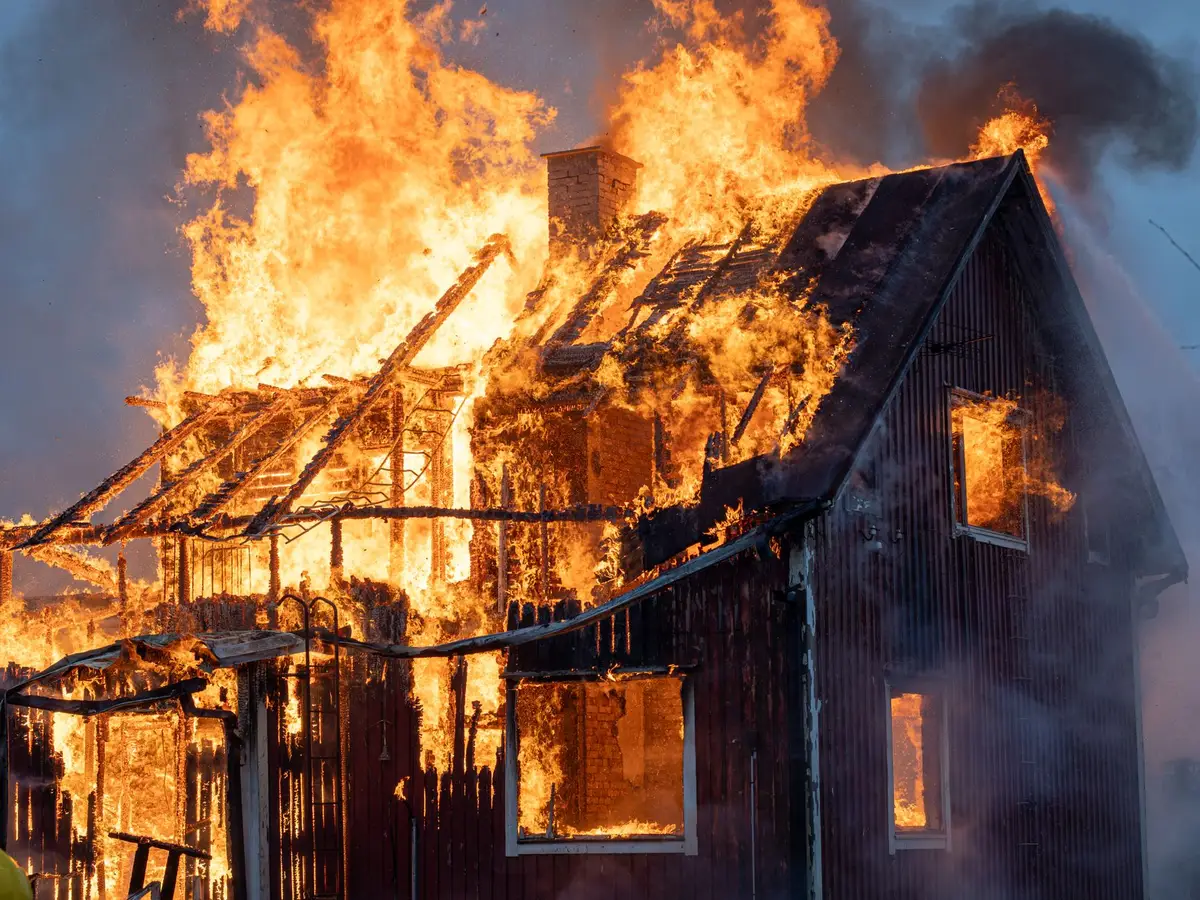 Balle anti-stress surchauffée montrant les risques de déformation et d'explosion liés à la chaleur intense