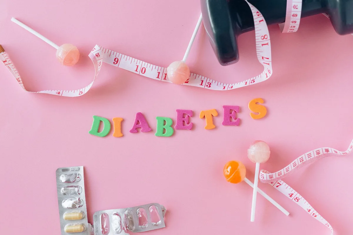 Personne pratiquant une activité physique régulière et adoptant une alimentation équilibrée pour la prévention des malad