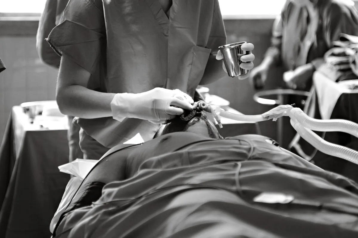 Patient en phase de récupération confortable après une intervention médicale mineure.