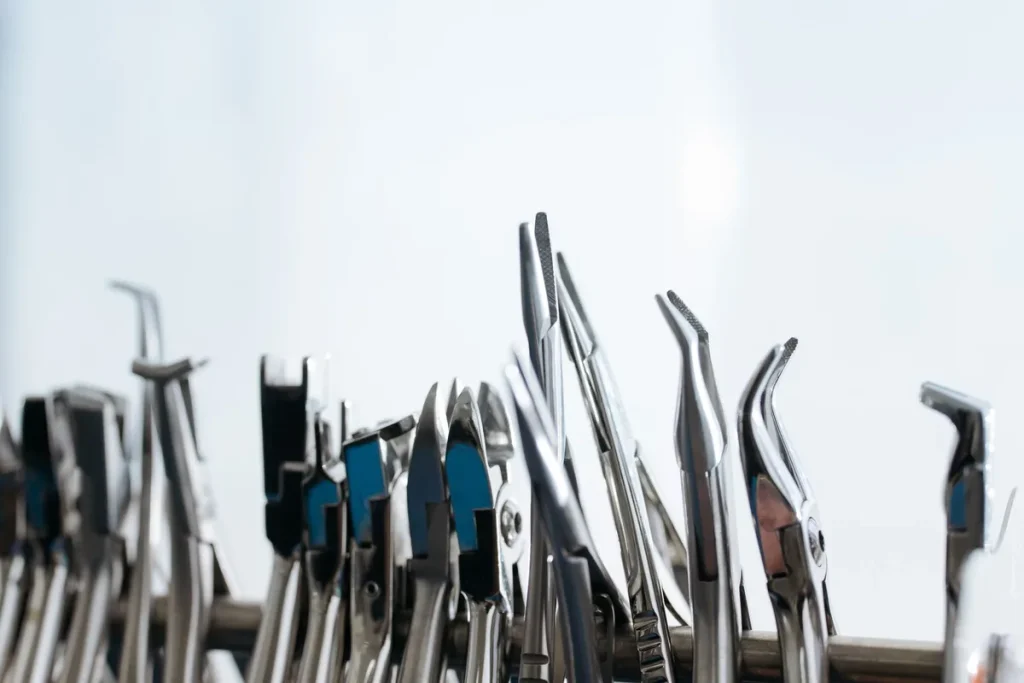 Préparation d'instruments chirurgicaux stérilisés dans un cabinet médical moderne et bien équipé.