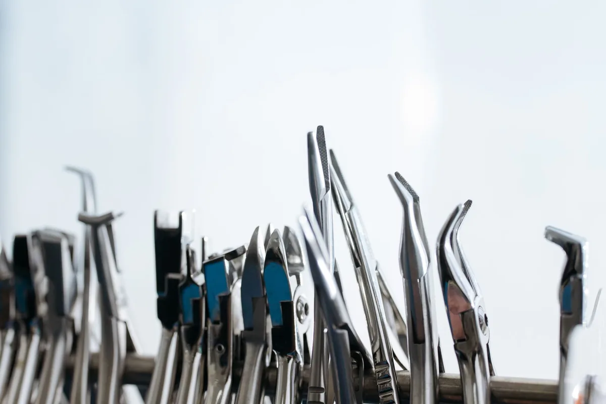 Préparation d'instruments chirurgicaux stérilisés dans un cabinet médical moderne et bien équipé.