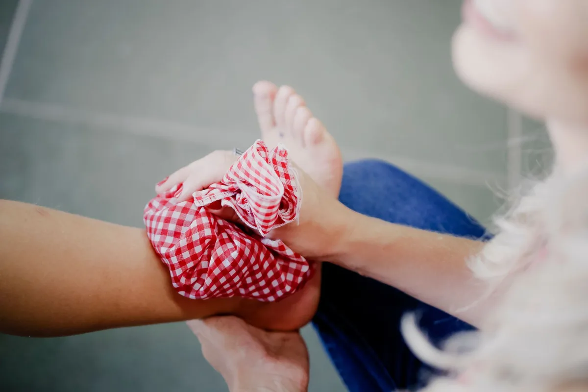 Application d'un linge frais sur le cou et les poignets pour se rafraîchir