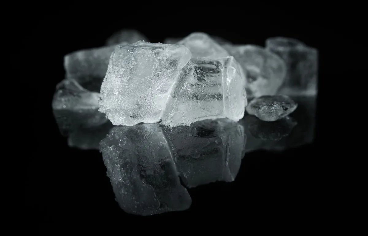 Personne appliquant un pack de froid avec protection sur la peau pendant une période de chaleur
