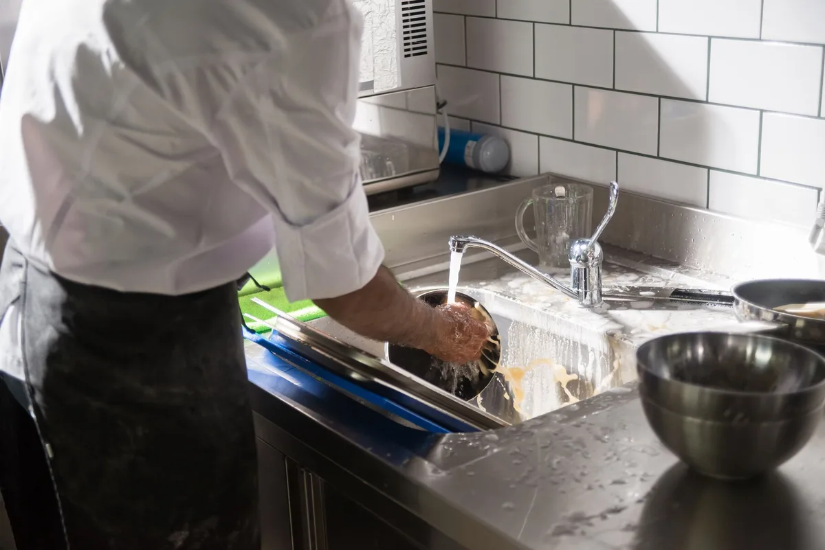 Cuisine de restaurant avec équipement de lavage de vaisselle réutilisable