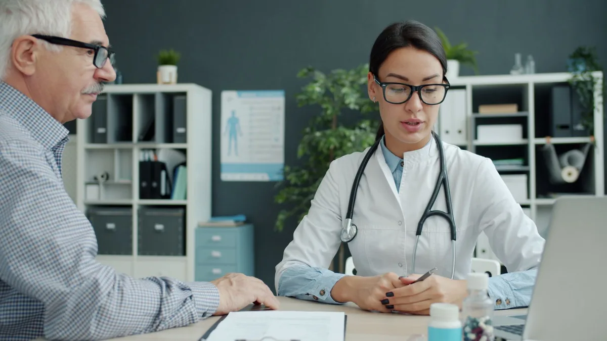 Consultation médicale entre un patient et un spécialiste pour évaluer les symptômes vestibulaires