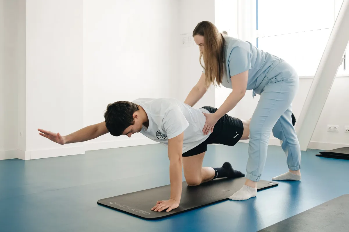 Personne en difficulté d'équilibre cherchant un point d'appui pour se stabiliser