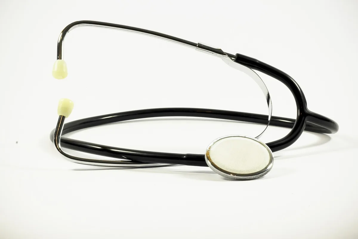 Stéthoscope et bloc-notes médical sur un bureau de consultation