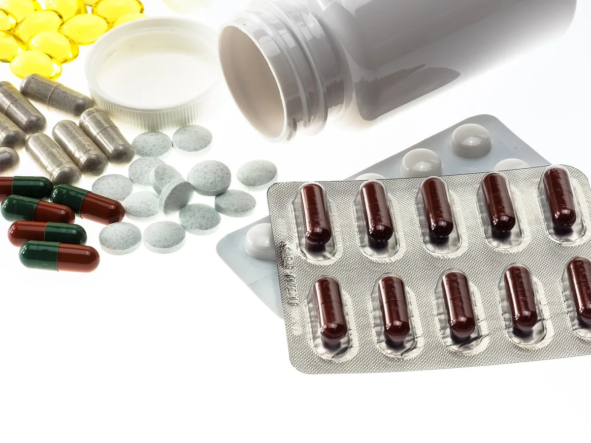 Lésions d'herpès simplex avec cloques et inflammation sur la peau