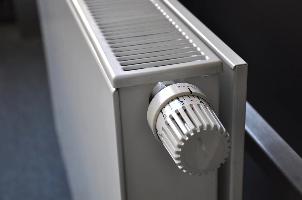 Thermostat affichant une température entre 24 et 26 degrés Celsius dans une chambre d'enfant