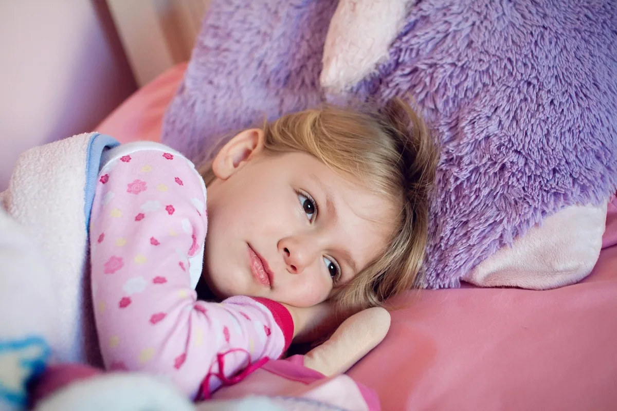 Humidificateur d'air placé dans une chambre d'enfant pour maintenir l'hygrométrie pendant l'été