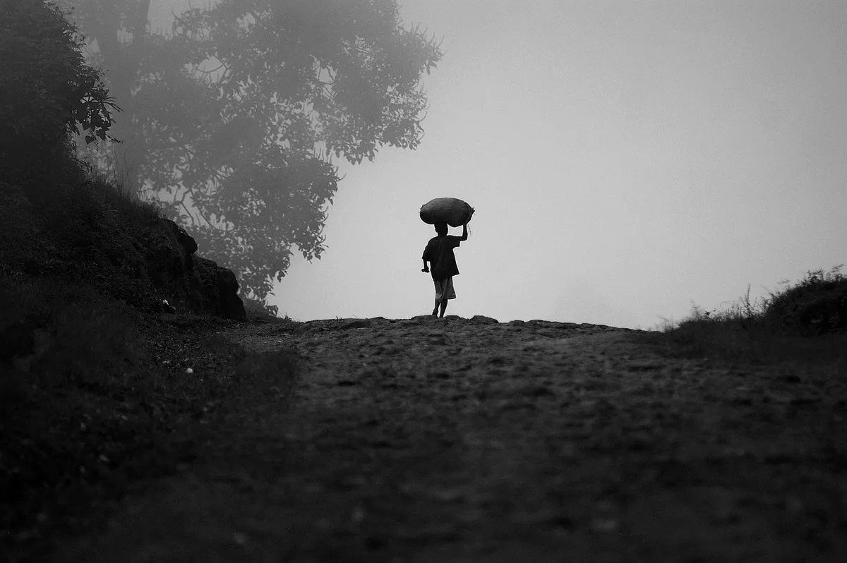 Enfant penché en avant portant un cartable lourd montrant une mauvaise posture