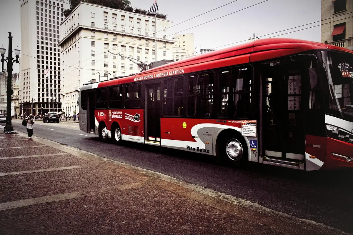 Bus public moderne circulant dans une rue de ville en plein jour