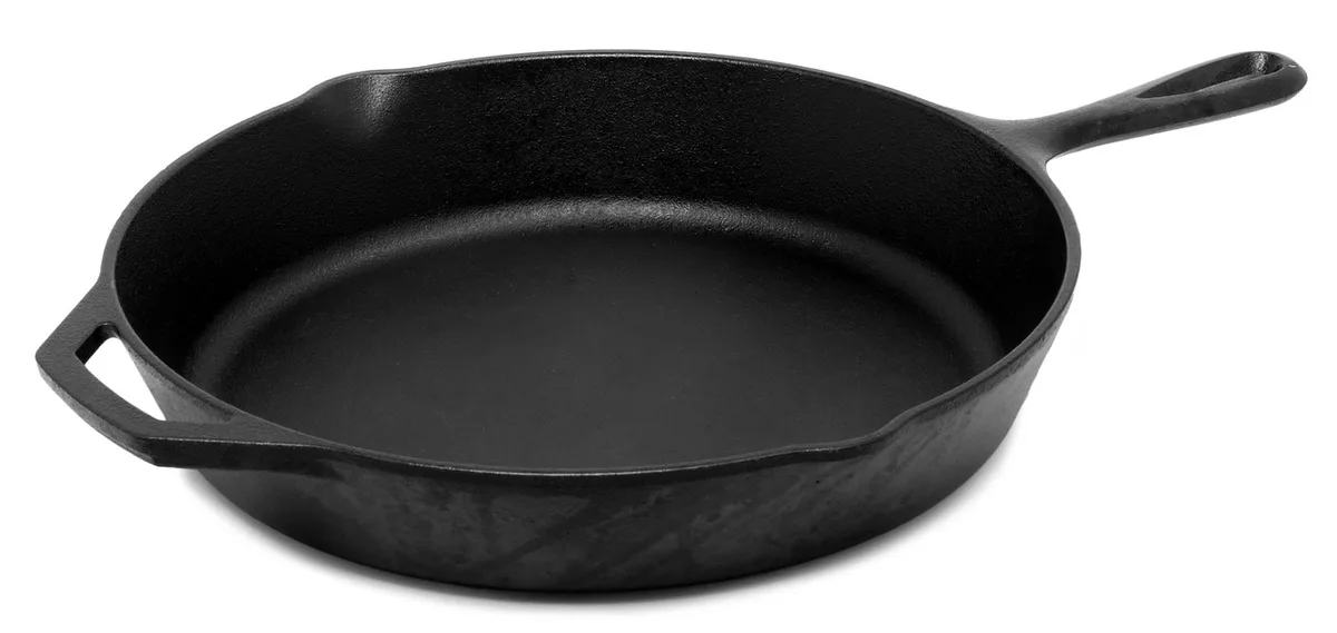 Produits ménagers courants (poêle antiadhésive, tissu imperméable) représentant sources de PFAS