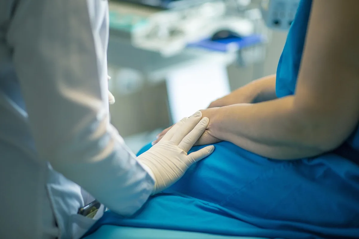 Consultation médicale avec dossier et calendrier illustrant le délai de réflexion
