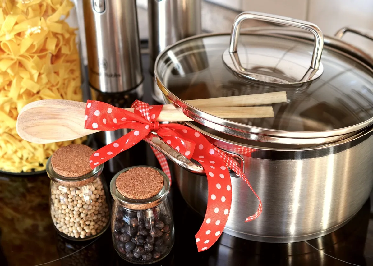 Carnet de repas et planification d'activités posés sur une table de cuisine en lumière du jour