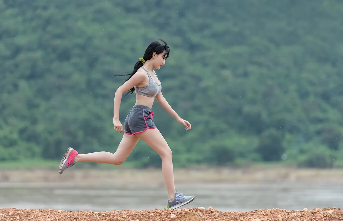 Femme pratiquant une activité physique intense pour stimuler le métabolisme