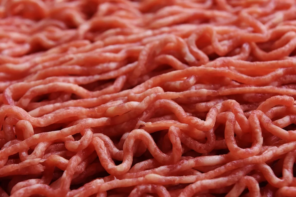 Viande hachée crue montrant sa texture et sa richesse nutritionnelle