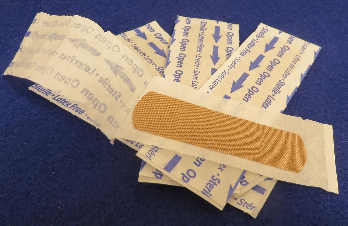 Application d'un antiseptique et d'une pommade cicatrisante sur une peau propre