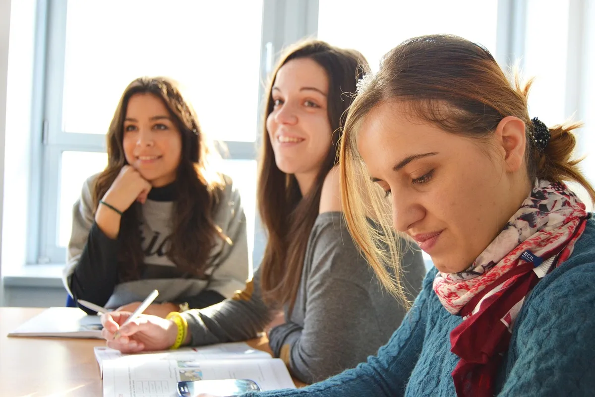 Atelier scolaire sur la santé mentale avec jeune groupe et animatrice