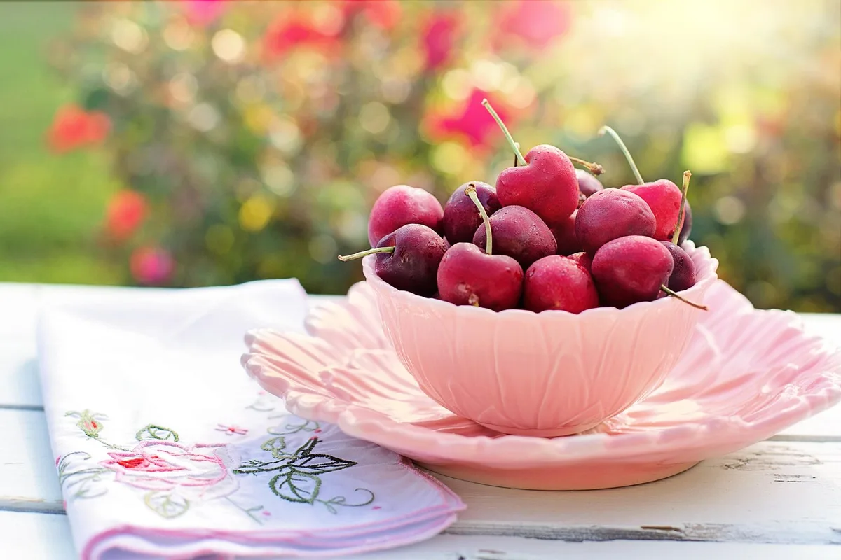 Bol de yaourt et compote sur une table, choix d'aliments doux pour la guérison