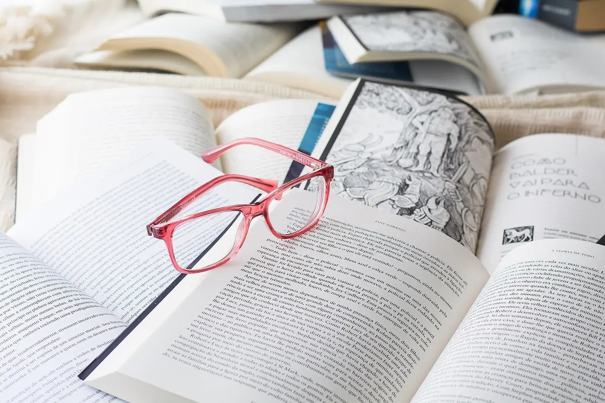 Articles et notes de recherche sur la santé posés sur une table