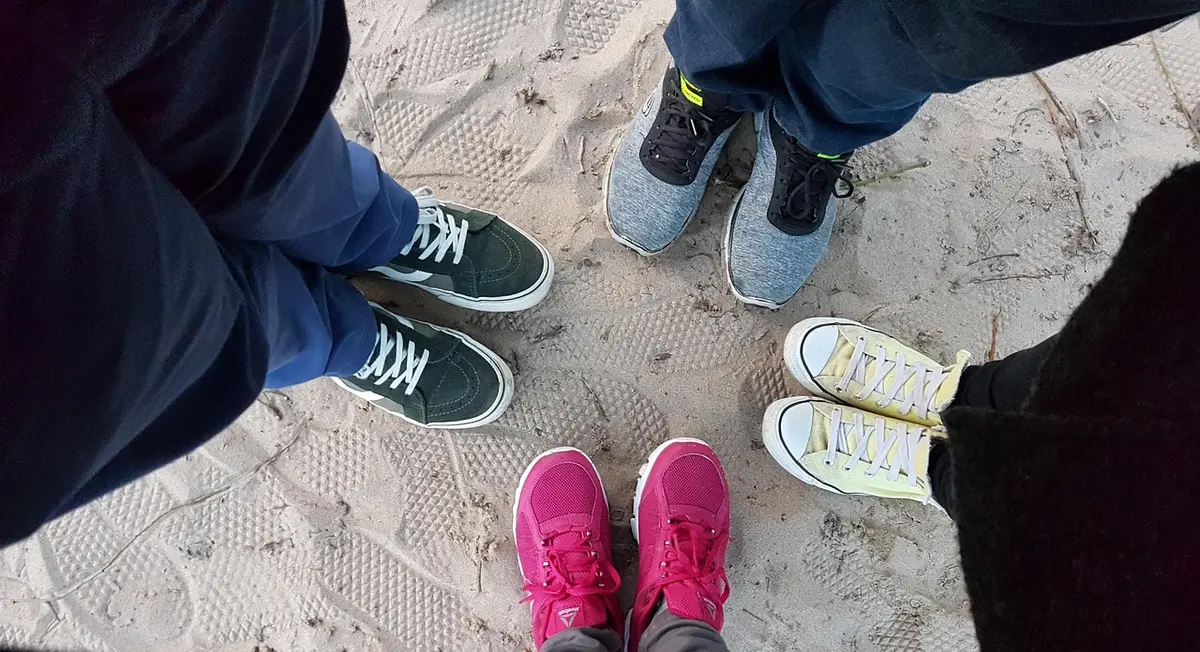 Groupe anonymes pratiquant la méditation en plein air