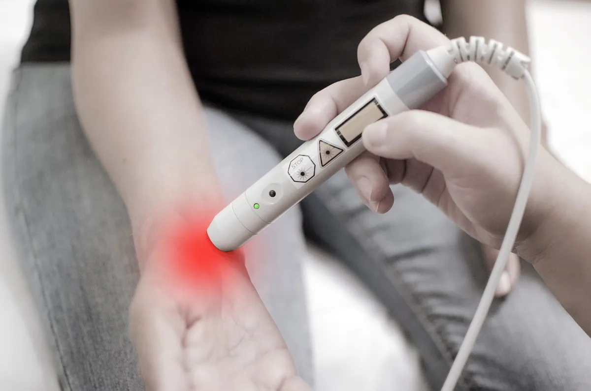 Schéma des bronches montrant inflammation et rétrécissement des voies aériennes