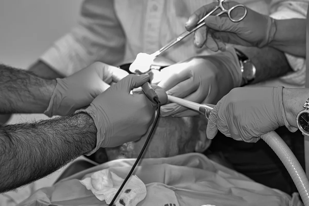 Salle d'opération en journée avec instruments et équipe médicale floue