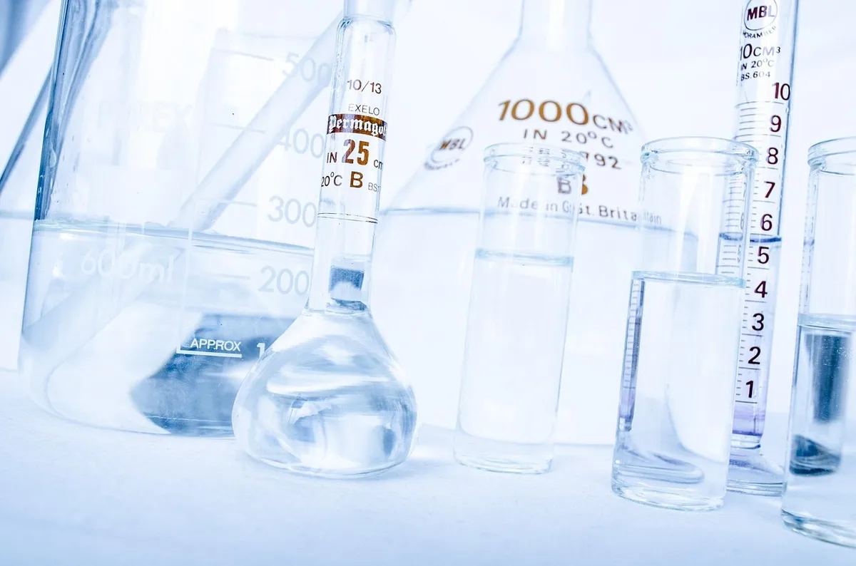 Chercheurs en laboratoire travaillant sur des échantillons liés à la maladie d'Alzheimer