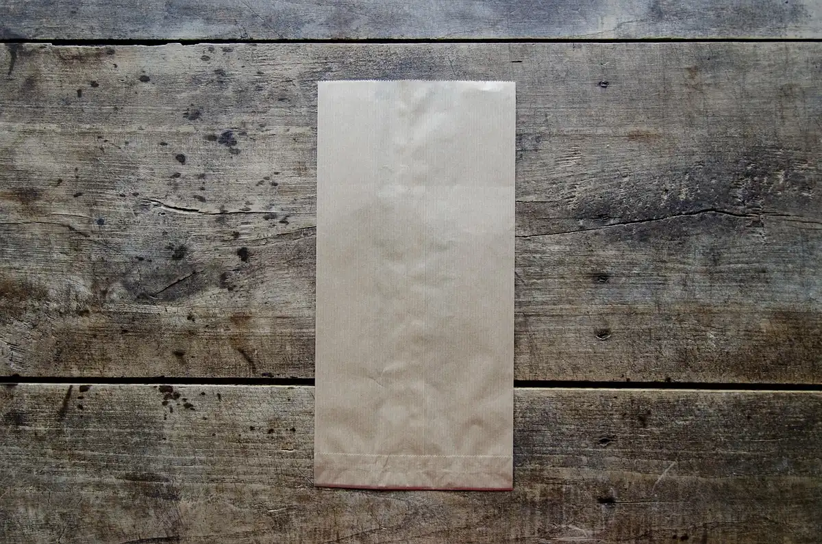 Patch transdermique et emballage sur une table éclairée par la lumière du jour