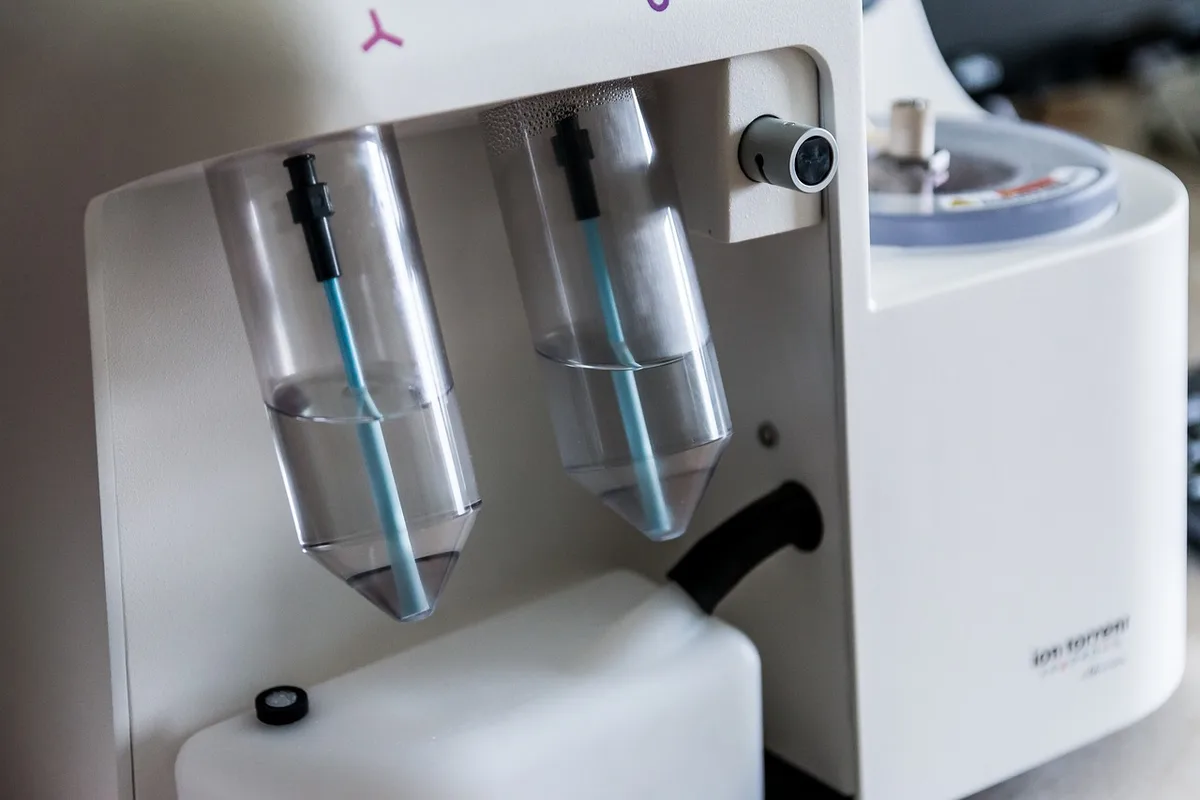 Bracelets de montre alignés sur une table de laboratoire pendant des analyses
