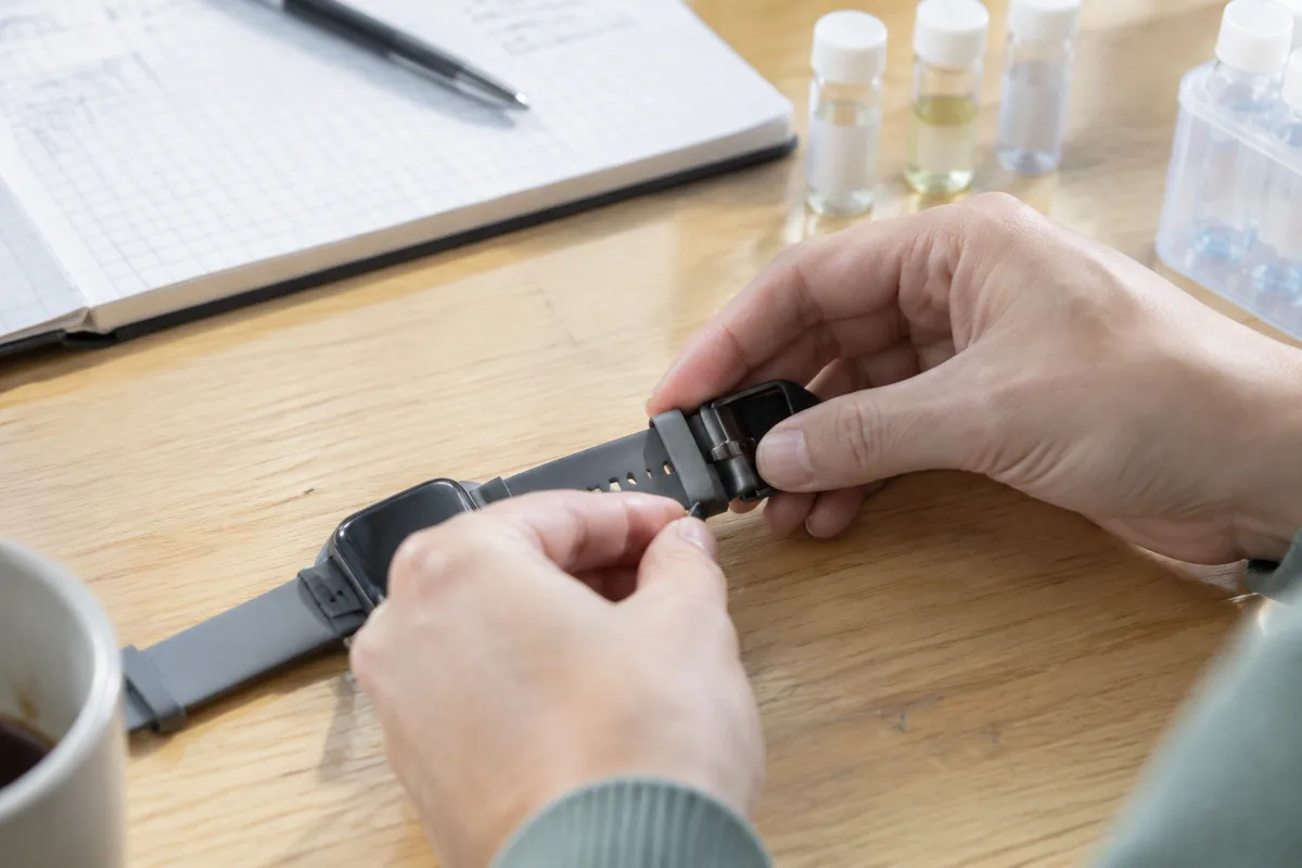 Montres connectées et PFAS : quels risques pour la peau ?