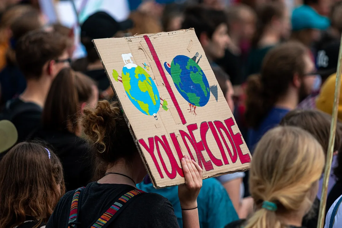 Salle du lycée avec élèves anonymes et affiches de mécontentement
