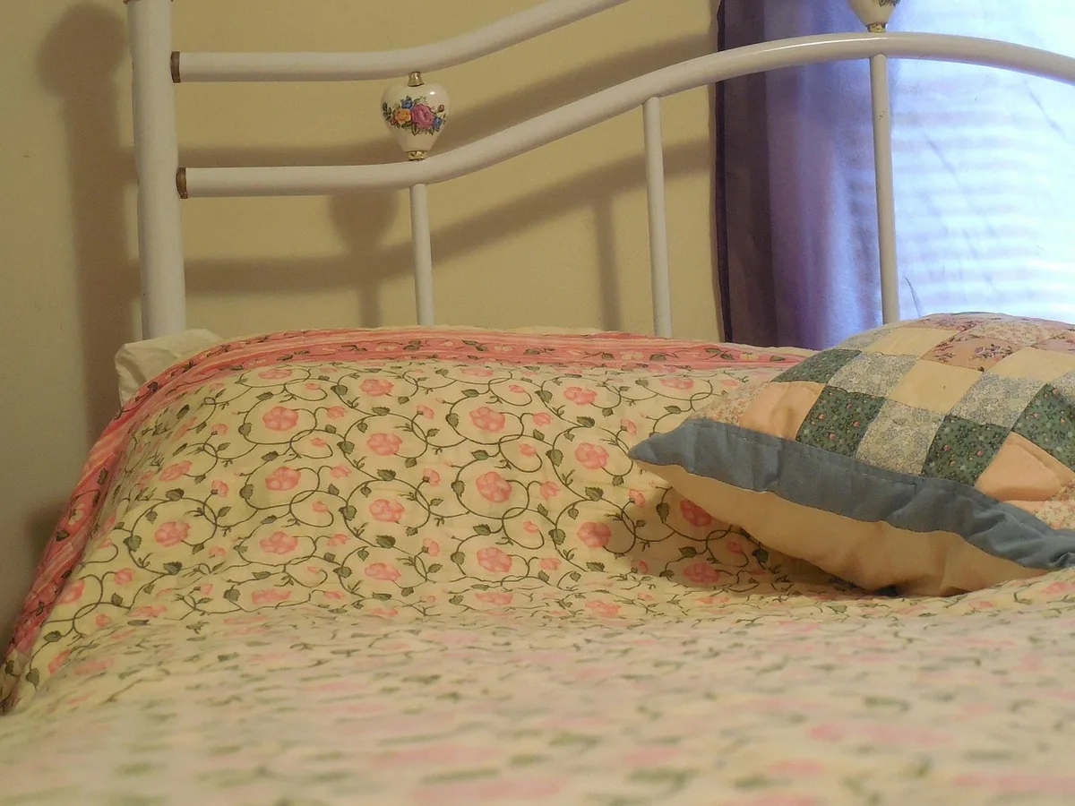 Chambre d'adolescent avec téléphone et chambre en désordre illustrant manque de sommeil