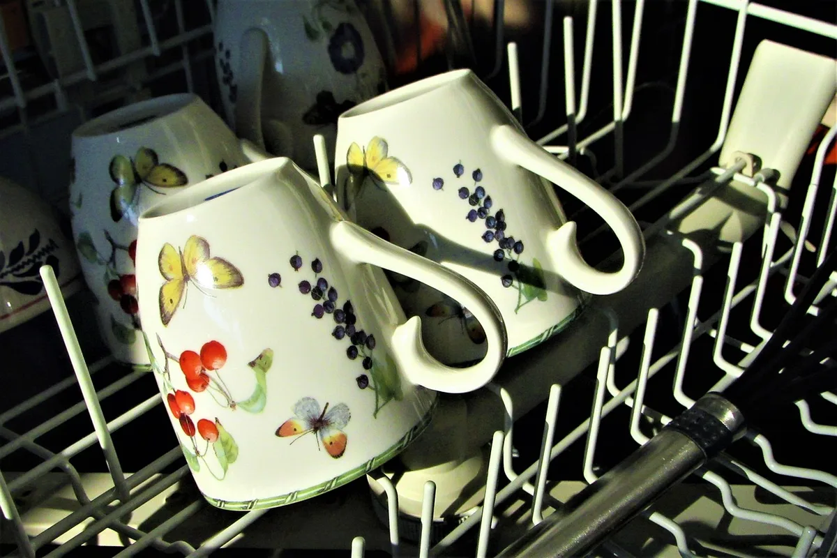 Produits ménagers variés sur un plan de travail de cuisine, lumière du jour