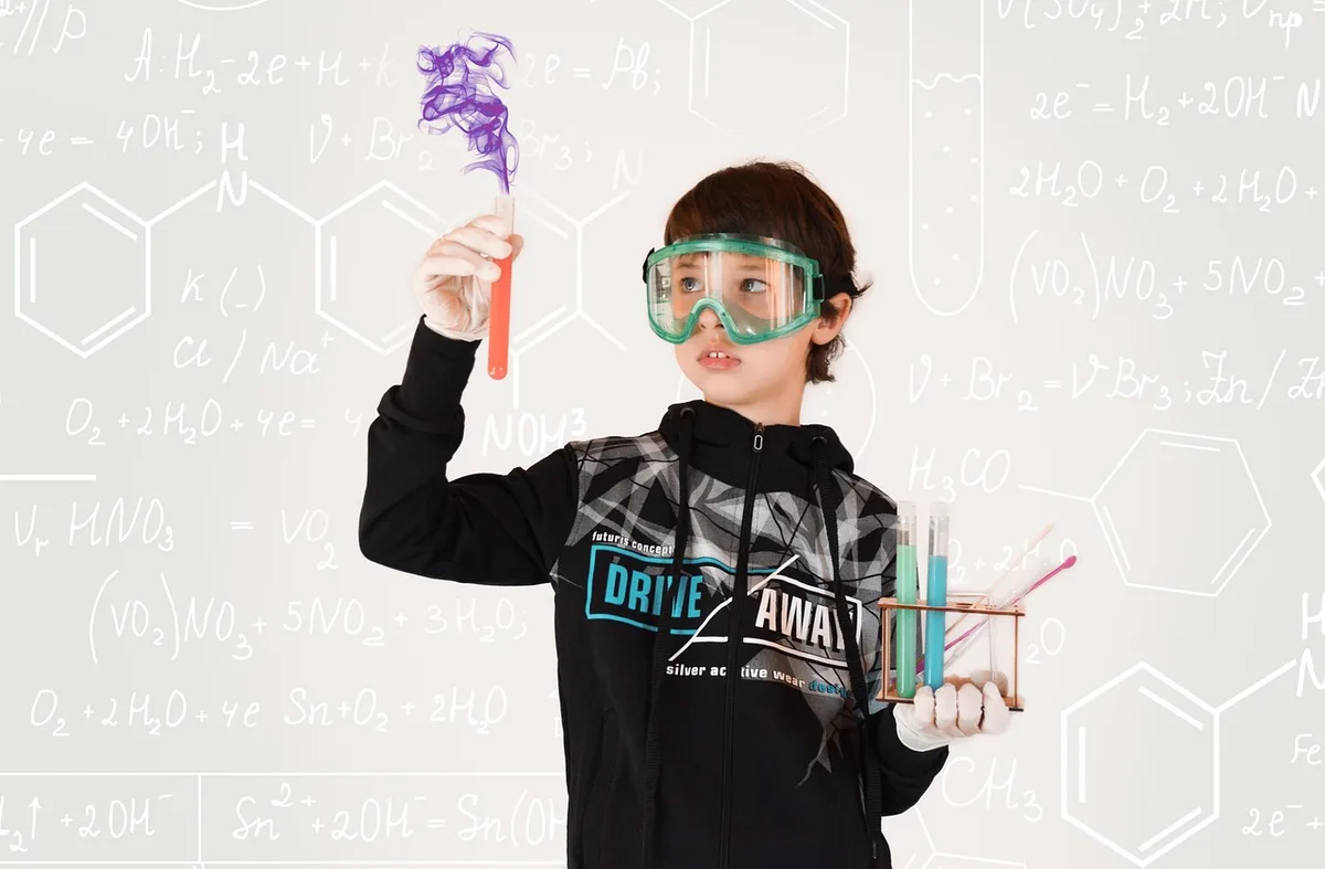 Flacons et instruments de laboratoire illustrant l'analyse de formulations chimiques