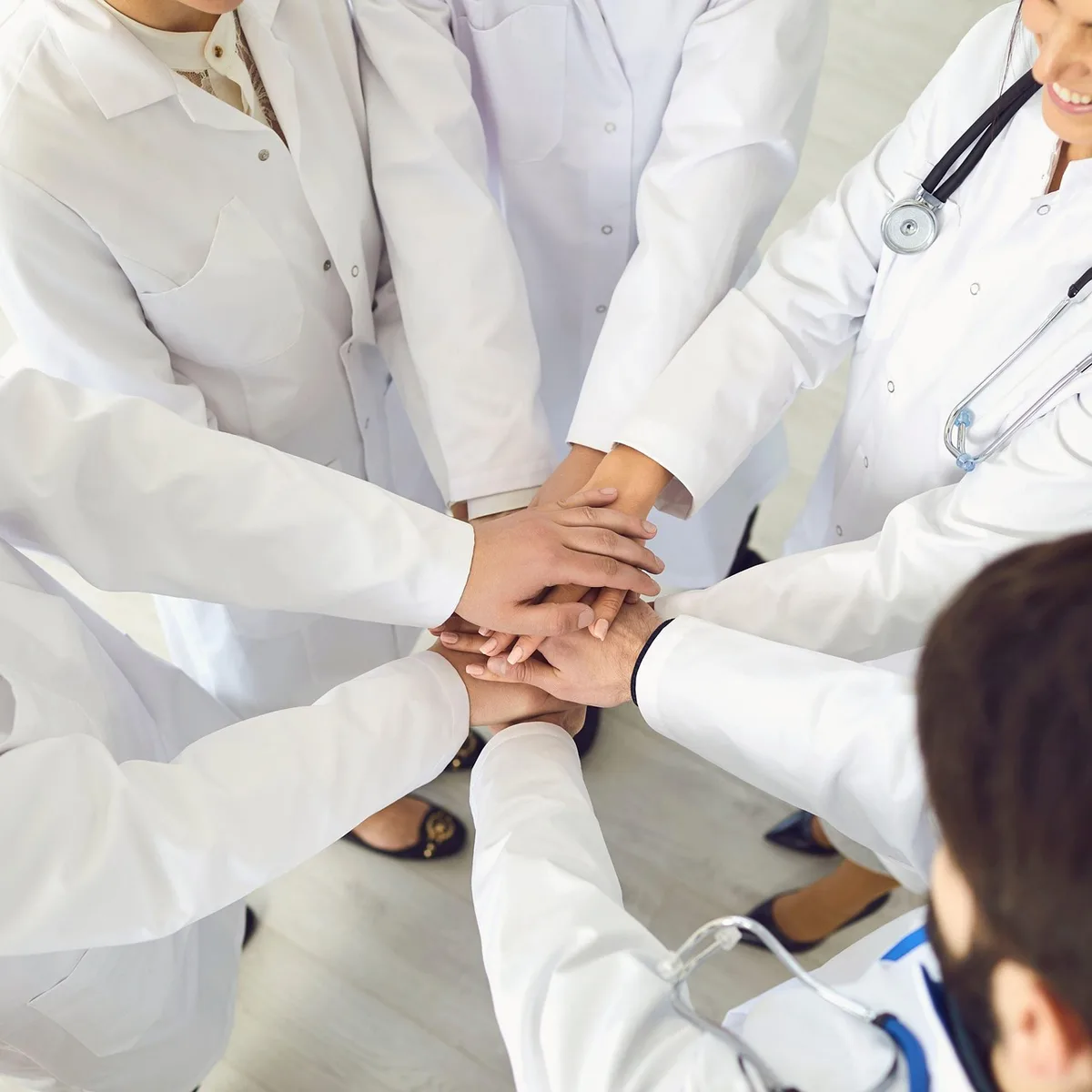 Dossiers médicaux et documents de recherche sur une table de consultation