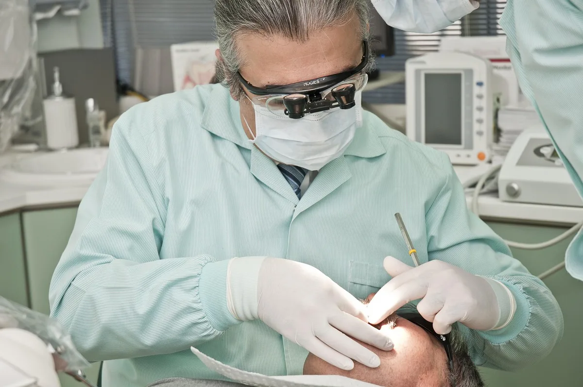 Médecin évaluant un patient lors d'un examen neurologique en journée