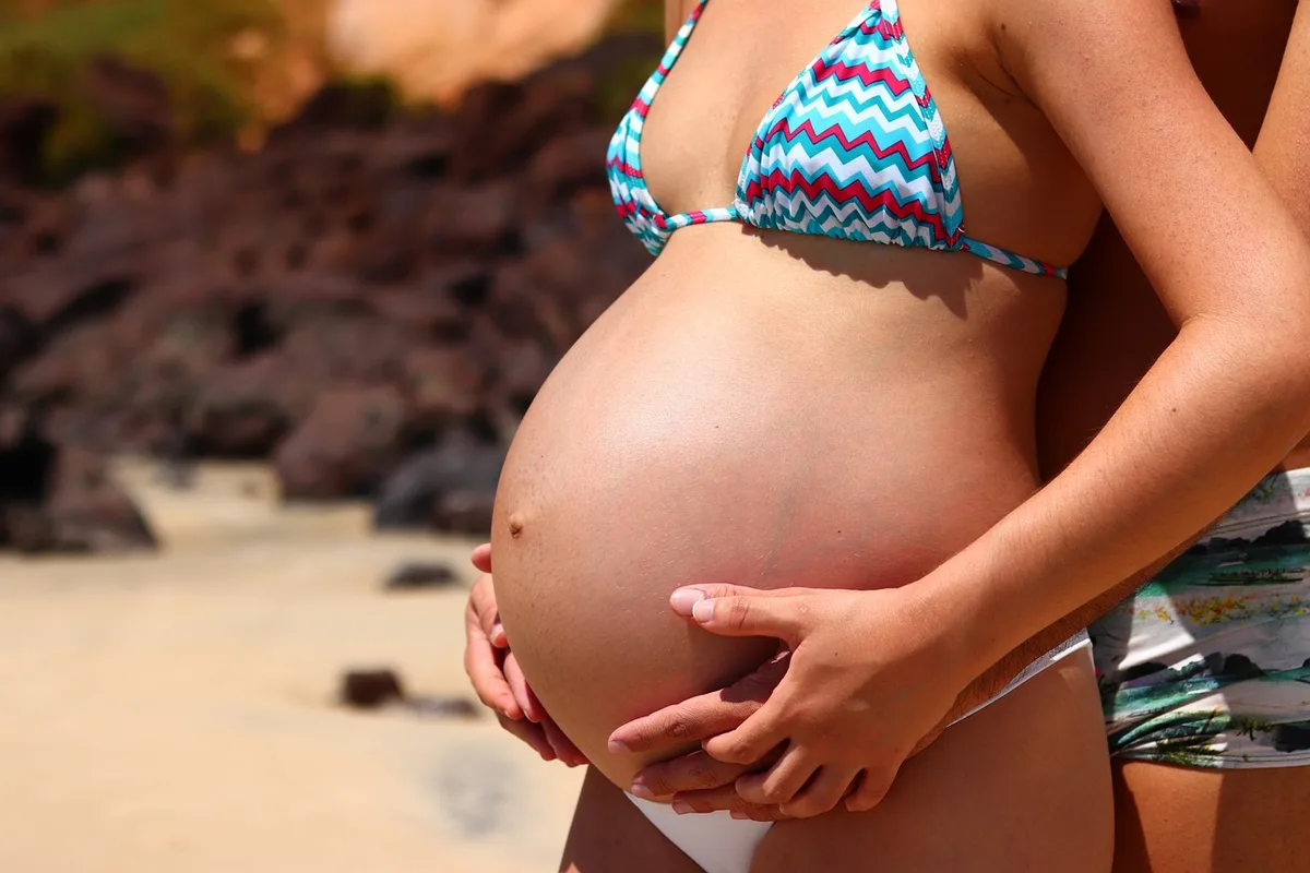 Grossesse et rythme cardiaque fœtal mesuré avec appareil