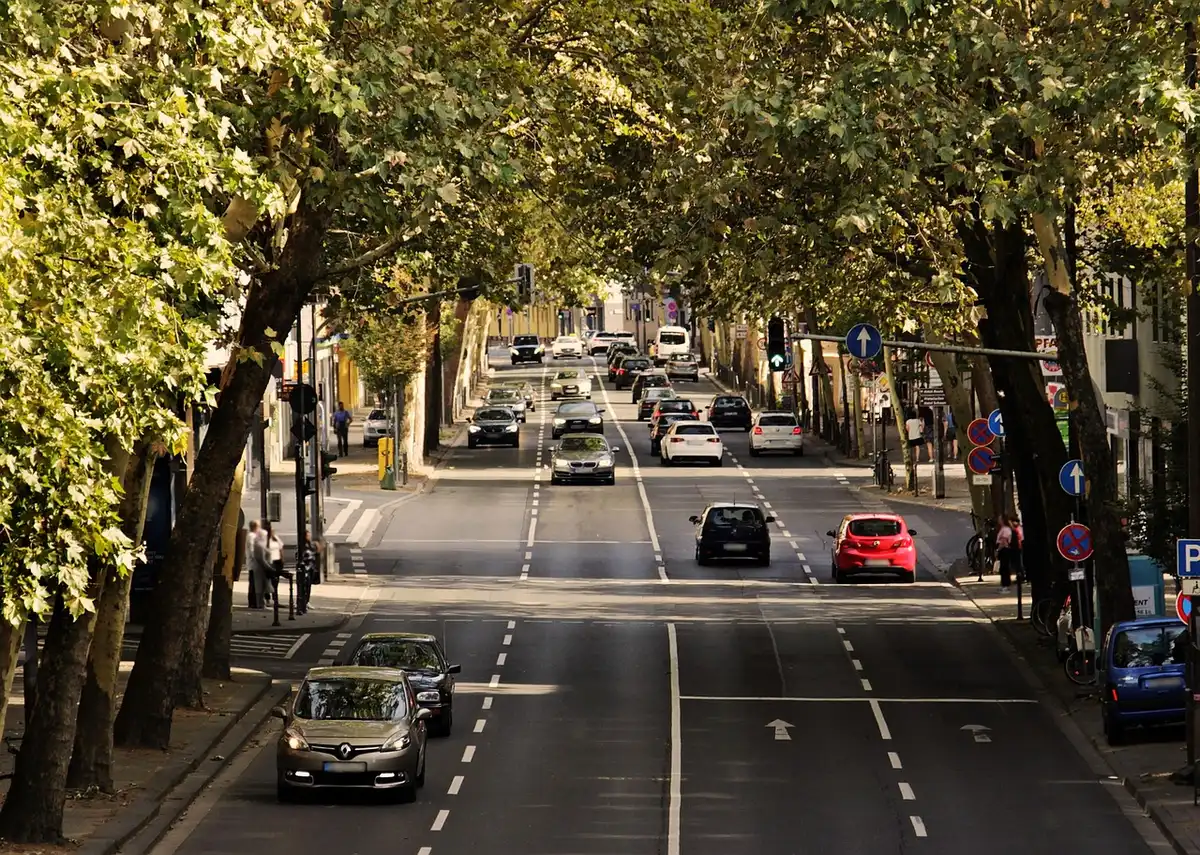 Piste cyclable le long d'une rue secondaire, loin d'un grand axe