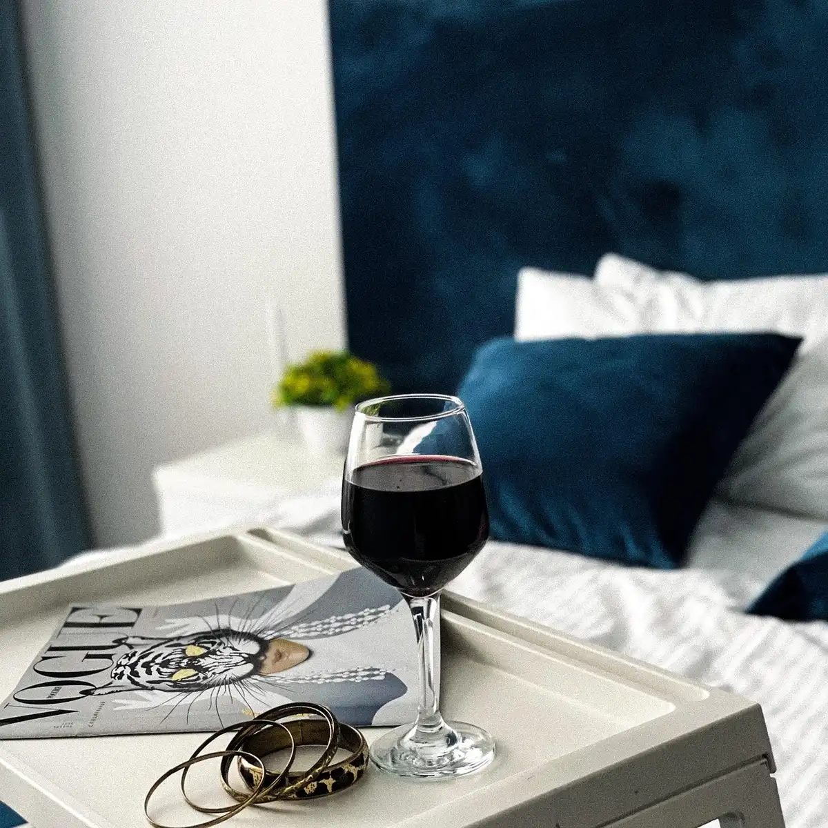 Adolescent dans sa chambre en journée, lit et fenêtre lumineuse